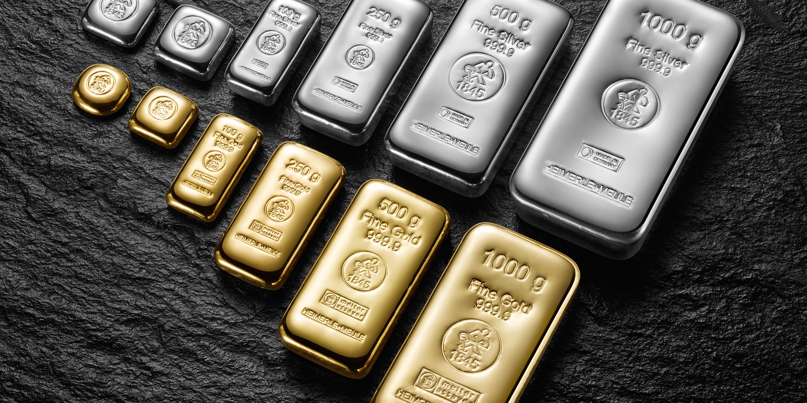 Gold- und Silberbarren in verschiedenen Größen